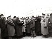 Întoarcerea în Capitală a membrilor guvernului care au participat la festivităţile organizate la Cluj cu prilejul reunirii Nordului Transilvaniei cu România democratică (aspecte din Piaţa Gării de Nord) (A.I.Vişinschi, Petru Groza, Gh. Gheorghiu Dej, Susaikov, Bîgu Vasile, preot Burducea). (14 martie 1945)