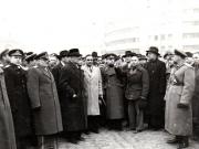 Întoarcerea în Capitală a membrilor guvernului care au participat la festivităţile organizate la Cluj cu prilejul reunirii Nordului Transilvaniei cu România democratică (aspecte din Piaţa Gării de Nord) (A.I.Vişinschi, Petru Groza, Gh. Gheorghiu Dej, preot Burducea, Bîgu Vasile, general colonel Susaikov, Gh. Tătărescu, prof. G. Nicolau, Lucreţiu Pătrăşcanu).(14 martie 1945)