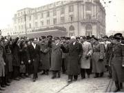 Întoarcerea în Capitală a membrilor guvernului care au participat la festivităţile organizate la Cluj cu prilejul reunirii Nordului Transilvaniei cu România democratică (aspecte din Piaţa Gării de Nord) (A.I.Vişinschi, Petru Groza, Gh. Gheorghiu Dej, general colonel Susaikov, Lucreţiu Pătrăşcanu).(14 martie 1945)