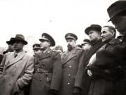 Întoarcerea în Capitală a membrilor guvernului care au participat la festivităţile organizate la Cluj cu prilejul reunirii Nordului Transilvaniei cu România democratică (aspecte din Piaţa Gării de Nord) (Gh. Gheorghiu Dej, g-ral Vasiliu Răşcanu, consilier sovietic Pavlov-Bogdenco, preot Burducea, Bîgu Vasile, Gh. Tătărescu).(14 martie 1945)