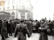 Întoarcerea în Capitală a membrilor guvernului care au participat la festivităţile organizate la Cluj cu prilejul reunirii Nordului Transilvaniei cu România democratică (aspecte din Piaţa Gării de Nord) (Vişinschi, Gh. Gheorghiu Dej, Bîgu Vasile).(14 martie 1945)
