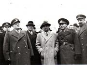 Întoarcerea în Capitală a membrilor guvernului care au participat la festivităţile organizate la Cluj cu prilejul reunirii Nordului Transilvaniei cu România democratică (aspecte din Piaţa Gării de Nord) (Vişinschi, Petru Groza, Gh. Gheorghiu Dej, g-ral Vasiliu Răşcanu, contra amiral Bogdenko).(14 martie 1945)