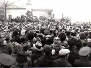 Întoarcerea în Capitală a membrilor guvernului care au participat la festivităţile organizate la Cluj cu prilejul reunirii Nordului Transilvaniei cu România democratică (aspecte din Piaţa Gării de Nord).(14 martie 1945)