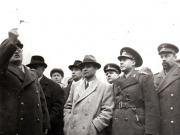 Întoarcerea în Capitală a membrilor guvernului care au participat la festivităţile organizate la Cluj cu prilejul reunirii Nordului Transilvaniei cu România democratică (Vişinschi, Petru Groza, Gh. Gheorghiu Dej, g-ral Vasiliu Răşcanu, contra amiral Bogdenko)(14 martie 1945)