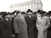 Întoarcerea în Capitală a membrilor guvernului care au participat la festivităţile organizate la Cluj cu prilejul reunirii Nordului Transilvaniei cu România democratică (aspect din Piaţa Gării de Nord) (Vişinschi, Petru Groza, Gh. Gheorghiu Dej, Teohari Georgescu,Gh.Tătărescu, general colonel Susaikov, general Vinogradov).(14 martie 1945)