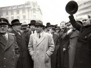 Întoarcerea în Capitală a membrilor guvernului care au participat la festivităţile organizate la Cluj cu prilejul reunirii Nordului Transilvaniei cu România democratică (aspect din Piaţa Gării de Nord) (A.I.Vişinschi, Petru Groza, Gh. Gheorghiu Dej, preot Burducea, general colonel Susaikov, Gh. Tătărescu, Lucreţiu Pătrăşcanu, Anton Alexandrescu, Teohari Georgescu).(14 martie 1945)