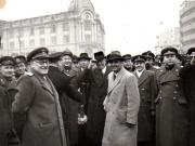 Întoarcerea în Capitală a membrilor guvernului care au participat la festivităţile organizate la Cluj cu prilejul reunirii Nordului Transilvaniei cu România democratică (aspect din Piaţa Gării de Nord) (A.I.Vişinschi, Petru Groza, Gh. Gheorghiu Dej).(14 martie 1945)