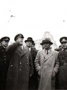 Întoarcerea în Capitală a membrilor guvernului care au participat la festivităţile organizate la Cluj cu prilejul reunirii Nordului Transilvaniei cu România democratică (aspect din Piaţa Gării de Nord) (A.I.Vişinschi, Gh. Gheorghiu Dej, g-ral Vasiliu Răşcanu,Petru Groza, Gh. Tătărescu).(14 martie 1945)