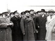 Întoarcerea în Capitală a membrilor guvernului care au participat la festivităţile organizate la Cluj cu prilejul reunirii Nordului Transilvaniei cu România democratică (aspect din Piaţa Gării de Nord) (Vişinschi, Susaikov, Petru Groza, Gh. Gheorghiu Dej, cpt. Vnetumi).(14 martie 1945)