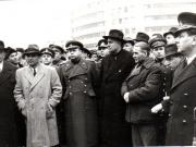 Întoarcerea în Capitală a membrilor guvernului care au participat la festivităţile organizate la Cluj cu prilejul reunirii Nordului Transilvaniei cu România democratică (aspect din Piaţa Gării de Nord) (Petru Groza, Gh. Gheorghiu Dej, preot Burducea, Vasile Bîgu, Petre Constantin Iaşi, general Vasiliu Roşcanu).(14 martie 1945)