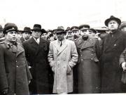 Întoarcerea în Capitală a membrilor guvernului care au participat la festivităţile organizate la Cluj cu prilejul reunirii Nordului Transilvaniei cu România democratică (aspect din Piaţa Gării de Nord) (Susaikov, Petru Groza, Gh. Gheorghiu Dej, Vinogradov, preot Burducea, Posteuca Mihai, Gh. Tătărescu, Petre Constantinescu Iaşi, Pavlov Bogdenco).(14 martie 1945)