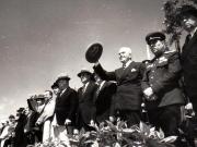 Aspecte de la manifestaţia de 1 Mai 1945. La tribună Gheorghe Gheorghiu Dej, P.Groza, Gh. Tătărescu, Th. Georgescu, ş.a.(general colonel Susaikov, Romulus Zăroni, Mihai Ralea, Ştefan Voitec, P.Constantinescu Iaşi).(1 mai 1945)