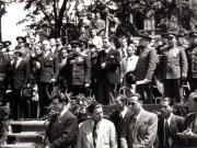Aspecte de la manifestaţia de 1 Mai 1945 din Piaţa Victoriei. În tribună Gheorghe Gheorghiu Dej, P.Groza, ş.a.(Teohari Georgescu, general colonel Susaikov, Gh. Tătărescu, Pavlov Bogdenko, Lt.general Vinogradov).(1 mai 1945