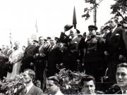 Aspecte de la manifestaţia de 1 Mai 1945 din Piaţa Victoriei. În tribună Gheorghe Gheorghiu Dej, Petru Groza, Şt.Voitec, Constantinescu Iaşi, Romulus Zăroni, G-ral Susaicov şi alte persoane (prof. G.Nicolau, Teohari Georgescu, Gh. Tătărescu).(1 mai 1945)