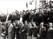Aspecte de la manifestaţia de 1 Mai din Piaţa Victoriei. În tribună Gheorghe Gheorghiu Dej, Petru Groza, Şt. Voitec, Constantinescu Iaşi, Romulus Zăroni, General Susaicov şi alte persoane.(Vasiliu Răşcanu, prof. Nicolau Gh., Teohari Georgescu, Tătărescu, Pavlov Bogdenco, Lt.general Vinogradov).(1 mai 1945)