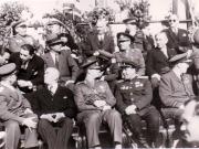 Aspect al tribunei din Piaţa Aviatorilor cu prilejul sărbătoririi în Capitală a zilei de 9 Mai, Ziua Victoriei. În tribună Gh.Gheorghiu Dej, Petru Groza, general colonel Susaicov şi alte persoane (Pavlov Bogdenco, fostul rege Mihai, Gh.Tătărescu, general Dămăceanu, Lt.general Vinogradov).(9 mai 1945)