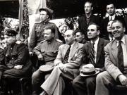 Primul meci de fotbal dintre o echipă muncitorească română şi o echipă sovietică. Gh. Gheorghiu Dej, I.Gh. Maurer ş.a. pe terenul de sport al Laromet-ului (Vasiliev Vladimir). (1 iunie 1945)