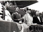 Gh.Gheorghiu Dej, rostindu-şi cuvântarea la Congresul Frontului Plugarilor ţinut, pe Stadionul A.N.E.F. din Capitală la 24 iunie 1945 (Mihai Ralea,  Petru Groza, Romulus Zăroni).(24 iunie 1945)