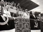 Gh.Gheorghiu Dej, rostindu-şi cuvântarea la Congresul Frontului Plugarilor ţinut, pe Stadionul A.N.E.F. (plugarul Moga Fileru, Mihai Ralea, Petru Groza, Romulus Zăroni).(24 iunie 1945)