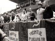 Gh.Gheorghiu Dej, rostindu-şi cuvântarea la Congresul Frontului Plugarilor ţinut, pe Stadionul A.N.E.F. (Romulus Zăroni, Petru Groza, Mihai Ralea).(24 iunie 1945)