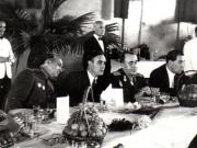 Gh. Gheorghiu Dej în sala tronului din Palatul Regal, la solemnitatea decorării Regelui Mihai I cu ordinul suprem al U.S.Ordinul ”Victoria” (Vasiliu Răşcanu, Tătărescu).(19 iulie 1945)