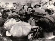 Gh. Gheorghiu Dej în mijlocul unui grup de muncitori din Petroşani, unde a sosit pentru a participa la Conferinţa Regională a P.C.R.(11 august 1945)