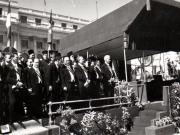 Gheorghe Gheorghiu Dej, Lotar Rădăceanu, Ştefan Voitec, Ştefan Nicolau şi alte persoane, în tribuna din Piaţa Palatului, primind defilarea trupelor cu prilejul zilei de 23 august 1945 (Lucreţiu Pătrăşcanu, Teohari Georgescu, Lotar Rădăceanu, Petre Constantinescu Iaşi, prof.Nicolau).(23 august 1945