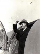 Gheorghe Gheorghiu Dej, coborând din avion pe aeroportul Băneasa, cu prilejul înapoierii de la Moscova, unde delegaţia română a obţinut din partea guvernului sovietic un ajutor în cereale.(13 septembrie 1945)