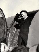 Gheorghe Gheorghiu Dej, coborând din avion pe aeroportul Băneasa, cu prilejul înapoierii de la Moscova, unde delegaţia română a obţinut din partea guvernului sovietic un ajutor în cereale.(13 septembrie 1945)