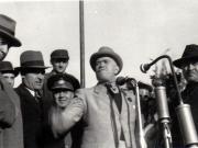 Gheorghe Gheorghiu Dej, Petru Groza, şi alte persoane pe aeroportul Băneasa la înapoierea de la Moscova, unde delegaţia română a obţinut un ajutor în cereale (Petru Groza vorbind) (Gh. Tătărescu, general Vasiliu Răşcanu, preot C.Burducea).(13 septembrie 1945)