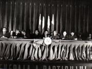 Gh.Gheorghiu Dej în prezidiul Conferinţei Naţionale a  P.C.R. (Miron Constantinescu, Ana Pauker, Vasile Luca, Constantin Pârvulescu, Mirza, Teohari Georgescu, Lucreţiu Pătrăşcanu, Olimpia Ţenescu).(17 octombrie1945)