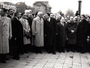 Gheorghe Gheorghiu Dej, Petru Groza, Ştefan Nicolau, P.Constantinescu Iaşi, Ştefan Voitec, L.Sălăjan şi alte persoane, în Piaţa Victoriei, la manifestaţia de doliu naţional, cu prilejul înmormântării victimelor de la 8 noiembrie 1945 (Gh.Tătărescu, Teohari Georgescu, general Vasiliu Răşcanu, Gh. Maurer).(12 noiembrie 1945)