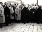 Gheorghe Gheorghiu Dej, Petru Groza, Ştefan Nicolau, P.Constantinescu Iaşi, Ştefan Voitec, L.Sălăjan şi alte persoane, în Piaţa Victoriei, la manifestaţia de doliu naţional, cu prilejul înmormântării victimelor de la 8 noiembrie 1945 (Gh.Tătărescu, Teohari Georgescu, general Vasiliu Răşcanu, Gh. Maurer, Alexandrescu).(12 noiembrie 1945)