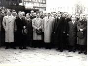 Gheorghe Gheorghiu Dej, Petru Groza, Ştefan Nicolau, P.Constantinescu Iaşi, Ştefan Voitec, L.Sălăjan şi alte persoane, în Piaţa Victoriei, la manifestaţia de doliu naţional, cu prilejul înmormântării victimelor de la 8 noiembrie 1945 (Gh.Tătărescu, Teohari Georgescu, general Vasiliu Răşcanu, Mihai Ralea, Alexandrescu, prof. Nicolau).(12 noiembrie 1945)