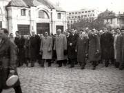 Gheorghe Gheorghiu Dej, Petru Groza şi alte persoane la funerariile victimelor bandelor lui Maniu şi Brătianu din 8 noiembrie 1945 (prof. G.Nicolau, Gh. Tătărescu, general Vasiliu Răşcanu, I.G.Maurer, Mişa Ratusnil).(12 noiembrie 1945)