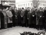 Gheorghe Gheorghiu Dej, Prof. Nicolau şi alte persoane în faţa catafalcului victimelor bandelor lui Maniu şi Brătianu din 8 noiembrie 1945 (Alexandrescu, Mihai Ralea, Teohari Georgescu, G.Tătărescu, general Vasiliu Răşcanu).(12 noiembrie 1945)