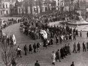 Un număr impresionant de oameni ai Capitalei au condus pe ultimul lor drum victimele bandelor lui Maniu şi Brătianu din 8 noiembrie 1945.(12 noiembrie 1945)