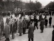 Un număr impresionant de oameni ai Capitalei au condus pe ultimul lor drum victimele bandelor lui Maniu şi Brătianu din 8 noiembrie 1945.(12 noiembrie 1945)
