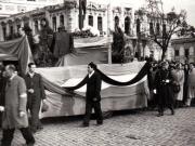 Un număr impresionant de oameni ai Capitalei au condus pe ultimul lor drum victimele bandelor lui Maniu şi Brătianu din 8 noiembrie 1945.(12 noiembrie 1945)