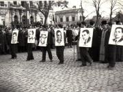 Un număr impresionant de oameni ai Capitalei au condus pe ultimul lor drum victimele bandelor lui Maniu şi Brătianu din 8 noiembrie 1945.(12 noiembrie 1945)