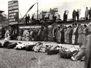 În Piaţa Victoriei catafalcul celor ucişi de bandele fasciste la 8 noiembrie 1945.(12 noiembrie 1945)