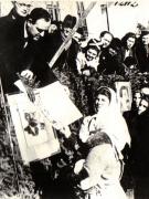 Gheorghe Gheorghiu Dej înmânând titluri de proprietate asupra pământului, la Miercurea Ciucului.(1945)