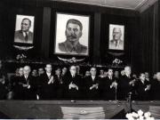 Gh. Gheorghiu-Dej, P. Groza, C.I.Parhon, I. Chişinevschi, M.B. Mitin, Al. Moghioroş, C. Pârvulescu, Gh. Apostol, A.I. Leontiev, Tr. Săvulescu, P. Borilă, ş.a. în prezidiul adunării festive din sala Ateneului R.P.R., cu prilejul celei de-a V-a aniversări a proclamării R.P.R.(30.12.1952).