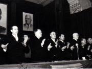 Gh. Gheorghiu-Dej, P. Groza, C.I.Parhon, M. Constantinescu, I. Chişinevschi, M.B. Mitin, Al. Moghioroş, Gh. Apostol, A.I. Leontiev, Chivu Stoica, ş.a. în prezidiul adunării festive din sala Ateneului R.P.R., cu prilejul celei de-a V-a aniversări a proclamării R.P.R.(30.12.1952).