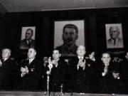 Gh. Gheorghiu-Dej, P. Groza, I. Chişinevschi, M.B. Mitin, Gh. Apostol, A.I. Leontiev, ş.a. în prezidiul adunării festive din sala Ateneului R.P.R., cu prilejul celei de-a V-a aniversări a proclamării R.P.R.(30.12.1952).
