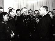 Gheorghe Gheorghiu –Dej  în mijlocul unui grup de muncitori ceferişti cu prilejul consfătuirii pe ţară a ceferiştilor, care şi-a desfăşurat lucrările în sala din Bd. Magheru.(12-14.02.1953).