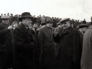 Gheorghe Gheorghiu –Dej care a condus delegaţia R.P.R. la funeraliile lui I.V.Stalin; pe aeroportul Băneasa la înapoierea de la Moscova. Sunt de faţă: S. Burghieli, L. Răutu, A. I. Leontiev, Mihail Roller, Petre Lupu, Racă Vidraşcu, Ghizele Vass.(11 martie 1953).
