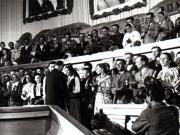 Gheorghe Gheorghiu –Dej în mijlocul unui grup de colectivişti la primul Congres al fruntaşilor din Gospodăriile Agricole Colective (sala din Bd. Magheru).  (21-23.05.1953).