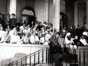 Gheorghe Gheorghiu –Dej, Al. Moghioroş, P. Groza, E. Bodnăraş, C.I. Parhon, Chivu Stoica, I. Chişinevschi, Gh. Apostol, Leonte Răutu, Gh. Stoica, Dumitru Petrescu, Petre Borilă, Patriarh M. Justinian, M. Constantinescu, D. Colin, C. Pârvulescu, Traian Săvulescu, Ghizela Vass, Velnicov, M.B. Mitin în tribuna oficială de pe stadionul „23 August” din Capitală cu prilejul deschiderii Festivalului Mondial al Tineretului.(2.08.1953).