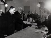 Gheorghe Gheorghiu –Dej, P. Groza, C.I. Parhon şi alte persoane la secţia de votare nr. 2 din raionul Lenin cu prilejul alegerilor de deputaţi în Sfaturile Populare.(20.12.1953).